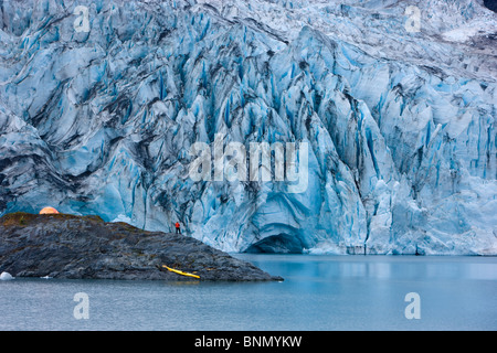 Kayaker e barca tirata su un isola di fronte del ghiacciaio Shoup, Shoup stato Bay Marine Park, Prince William Sound, Alaska Foto Stock