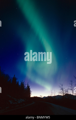 Aurora verde al crepuscolo su Chugach Mtns Glen autostrada AK Foto Stock