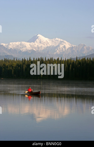 Uomo in canoa sul lago Byers con Denali in background Alaska estate Foto Stock