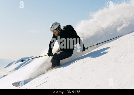 Un backcountry rider carving attraverso la polvere in Hatcher Pass, Alaska Foto Stock