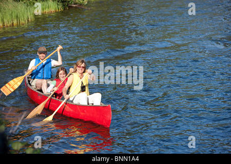 Famiglia canottaggio sul Lago Byers durante l'estate, Denali State Park, Alaska Foto Stock