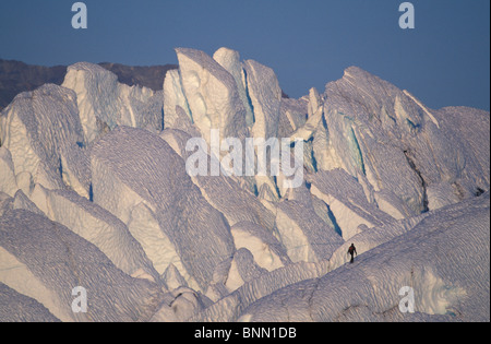 Scalatore camminando sulla cresta del ghiacciaio Matanuska Alaska Foto Stock