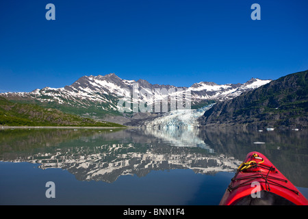 Prospettiva kayaker di kayak in Shoup Bay in una giornata di sole con Ghiacciaio Shoup, Prince William Sound, Alaska Foto Stock