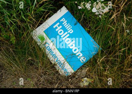 Un scartato Partito Conservatore cartellone elettorale a Rothwell, Northamptonshire, Regno Unito, 2010. Foto Stock