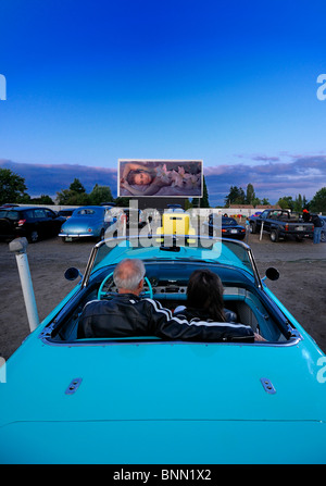 Donna Uomo giovane classic car 1955 T-Bird motore unità Vu in Dallas Oregon USA il parcheggio del cinema Foto Stock