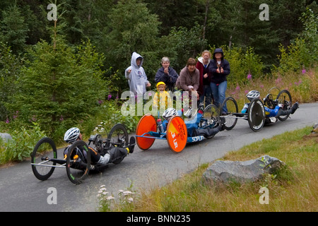 Portatori di handicap racers su biketrail via durante Sadler's Challenge lungo la Seward Highway durante l estate in Alaska Foto Stock