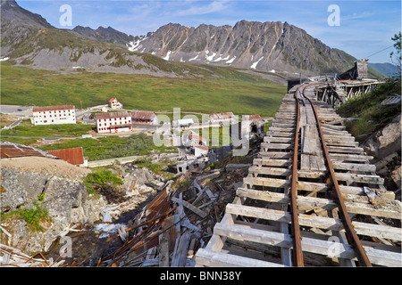 Il minerale di vecchi brani auto su un traliccio di legno che si affaccia sulla miniera Indendence State Historical Park, Hatcher Pass, Alaska Foto Stock