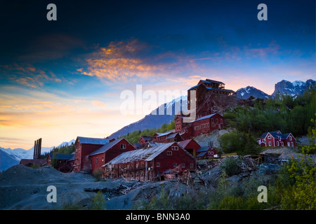 Vista di una Pietra Miliare Storica Nazionale Kennecott Mill città al tramonto in Wrangell St. Elias National Park & Preserve, Alaska, Summere Foto Stock