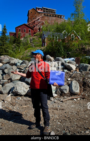 Tour guida conduce i visitatori attraverso una Pietra Miliare Storica Nazionale Kennecott Mill Town in Wrangell St. Elias Park, Alaska, estate Foto Stock