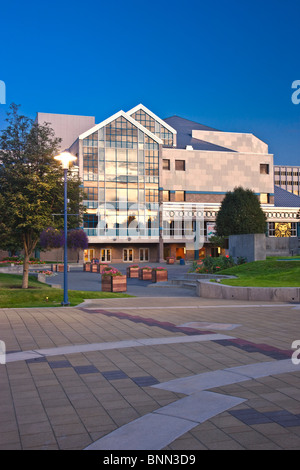 Vista del Performing Arts Center e Town Square nel centro cittadino di Anchorage in mattina presto durante il periodo estivo, Alaska Foto Stock