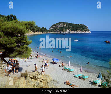 Vista della bellissima spiaggia di Stafilos sulle isole costa sud vicino alla città di Skopelos Foto Stock