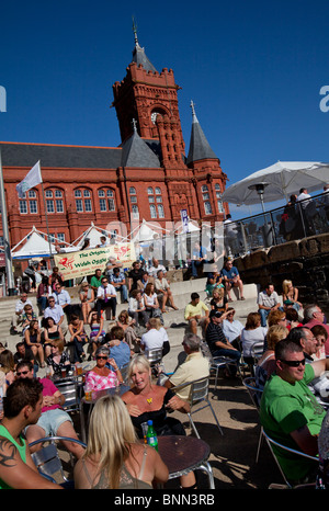 Le persone che si godono il sole presso la Cardiff International Food and Drink Festival 2010 Foto Stock