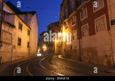 Street nella città vecchia di Lisbona, Portogallo Foto Stock