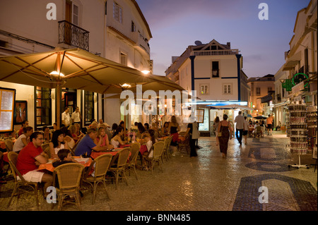 Il Portogallo, Algarve, Lagos, street café al crepuscolo Foto Stock