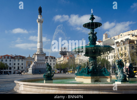 Il Portogallo, Lisbona, piazza Rossio, fontane e la statua di Dom Pedro IV Foto Stock