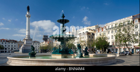 Il Portogallo, Lisbona, piazza Rossio, fontane e la statua di Dom Pedro IV Foto Stock