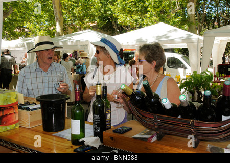 Degustazione di vino presso la AOC Saint Chinian Wine Festival nella regione Languedoc del sud della Francia Foto Stock