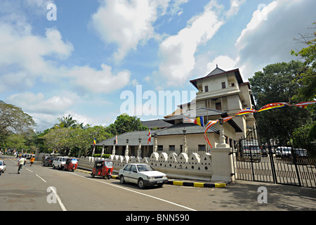 Auto parcheggiate sulla strada fuori la Sri Dalada Maligawa o il Tempio della Reliquia del Dente, Kandy, Sri Lanka Foto Stock