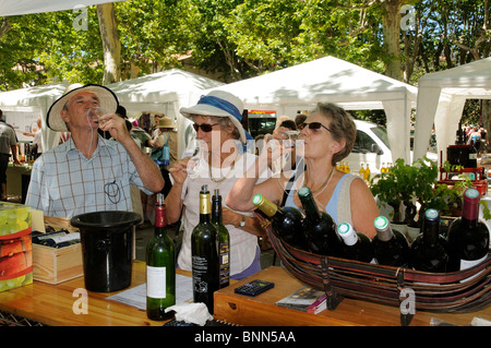 Degustazione di vino presso la AOC Saint Chinian Wine Festival nella regione Languedoc del sud della Francia Foto Stock