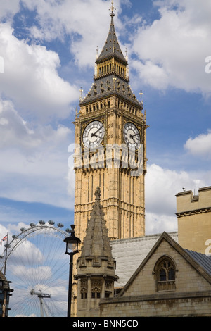 Il Big Ben e la torre dell orologio del Palazzo di Wesminster con il London Eye in background Foto Stock