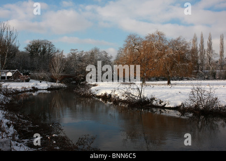 Il fiume Wey in Godalming town Park Surrey, Inghilterra. Prese nella neve durante il big freeze del gennaio 2010. Foto Stock