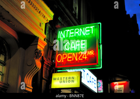 Internet Café insegna al neon di notte Foto Stock