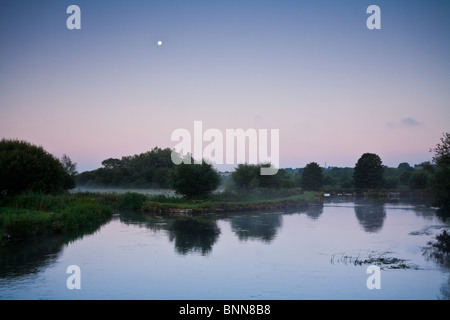 Crepuscolo sul fiume Test a Longstock Hampshire REGNO UNITO Foto Stock