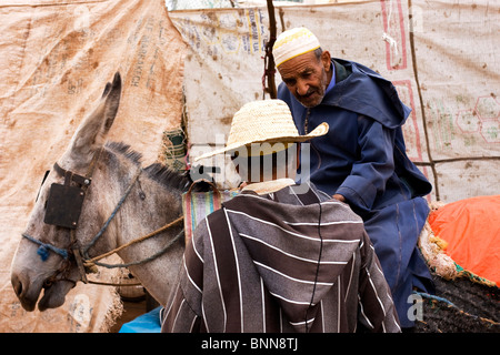 Uomo che arrivano sul suo asino presso il mercato del venerdì in Ourika Valley vicino a Marrakech in Marocco Foto Stock