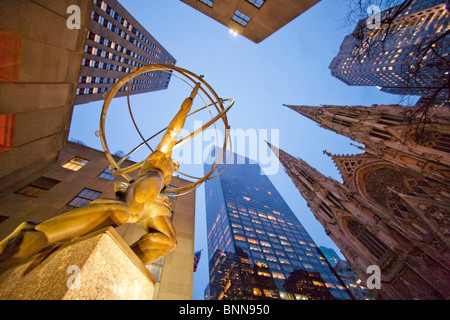 Stati Uniti Stati Uniti d'America New York City la quinta avenue Saint Patrick Cathedral i blocchi di appartamenti edifici ad alta arte plastica Foto Stock