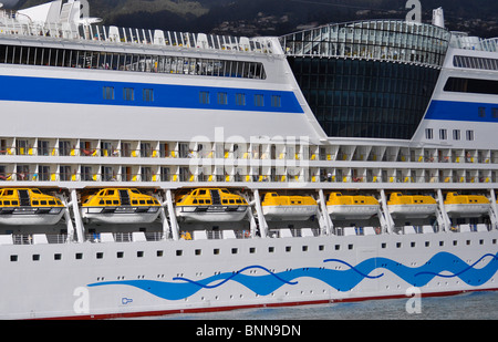 Insel Madeira, Portogallo, Stadt, Funchal, Kreuzfahrtschiff Aida lunu im Hafen, nave da crociera nel porto Foto Stock