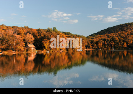 Il lago di Mt. Tom stato parco Bantam Connecticut USA America Stati Uniti d'America acqua autumn fall forest Foto Stock