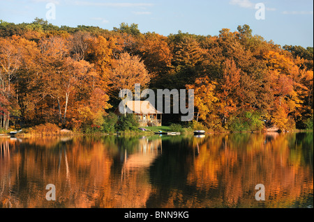 Il lago di Mt. Tom stato parco Bantam Connecticut USA America Stati Uniti d'America acqua autumn fall forest Foto Stock