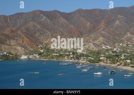 Costa del mare della Baia di reparto Taganga Magdalena Colombia Sud America barche di montagne Foto Stock