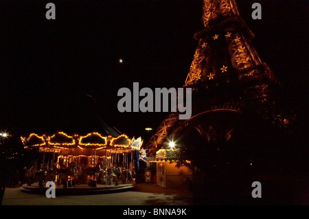 Giostra oltre alla Torre Eiffel, Parigi, Francia Foto Stock