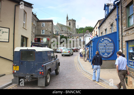 Scena di strada nella città mercato di Hawes, Wensleydale, Yorkshire Dales, Inghilterra Foto Stock