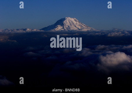 Mt. Ranieri si eleva al di sopra della copertura nuvolosa Foto Stock