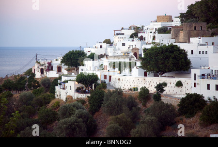 Whitewashed housing in village of Lindos, Rhodes, Greece Foto Stock