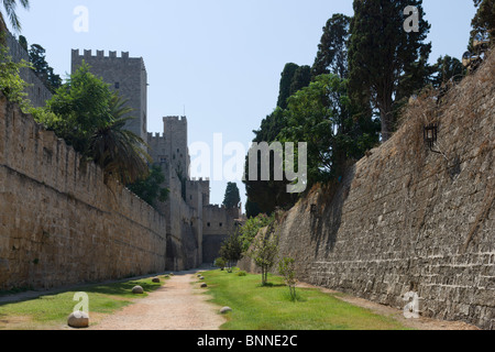 Fossati medievali round delle mura della Città Vecchia con il Palazzo del Gran Maestro a sinistra, Rodi, Rodi, Grecia Foto Stock