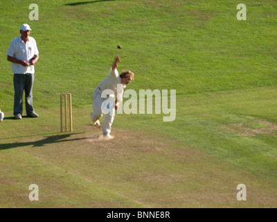 Bowler in azione, cricket, Bude, Cornwall, Regno Unito Foto Stock