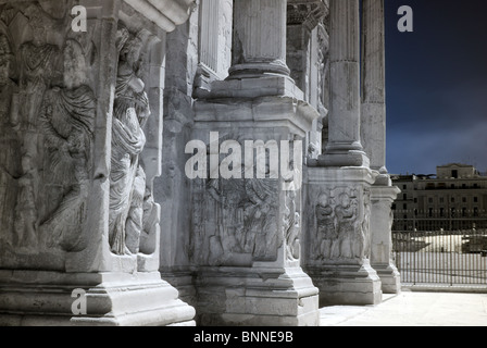 Roma, Italia, infrarossi Arco di Costantino base Foto Stock