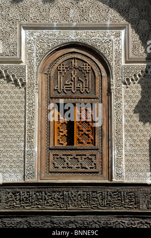 Persiane in legno e finestra decorata intagliata dell'Attarine Medersa (1323-25) o Medresse aka al-Attarine Madrasa, Medina, Fez, Marocco Foto Stock