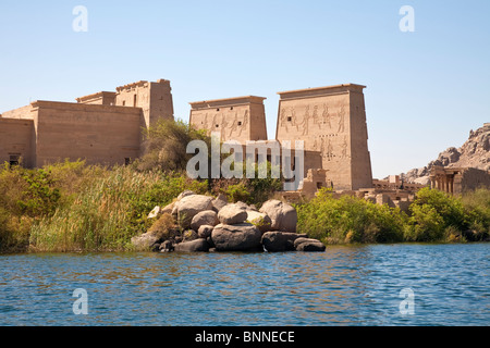 Il Tempio di Philae visto dal lago Foto Stock