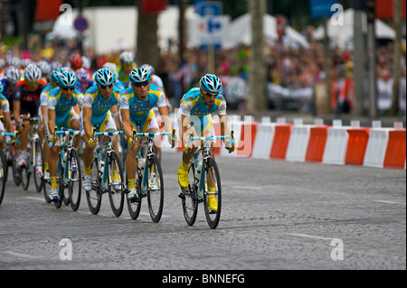 Professional Astana ciclista Daniel Navarro conduce la sua squadra e il resto del peleton sui Champs Elysees di Parigi Foto Stock