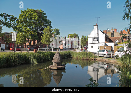 Il piccolo laghetto & duck casa vicino al centro del grazioso villaggio di Hartley Wintney, gancio, Hampshire, Regno Unito. Foto Stock