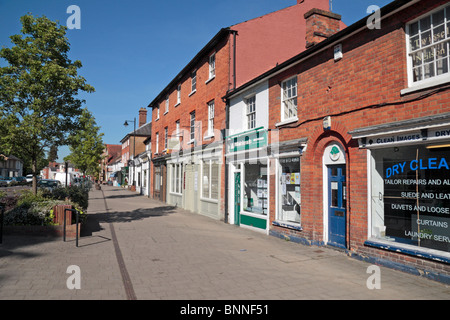 Vista lungo il marciapiede di Hartley Wintney, un grazioso villaggio di Hampshire, Regno Unito. Foto Stock