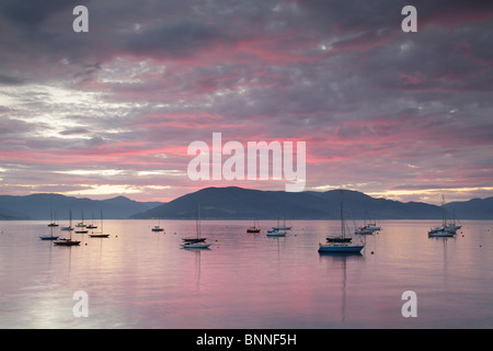 Il tramonto del Firth of Clyde a Gourock guardando verso la penisola Cowal sulla costa ovest della Scozia, Regno Unito Foto Stock