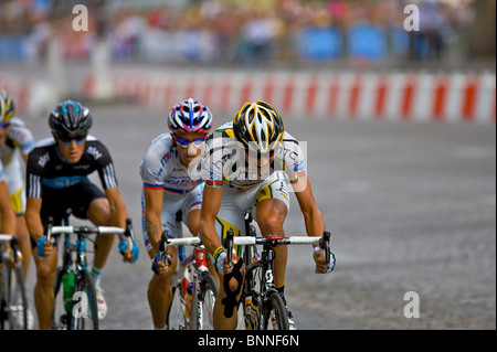 Ciclista professionista Kanstantsin Sivtsov conduce la HTC Columbia professional cycling team sugli Champs Elysees di Parigi, Francia Foto Stock