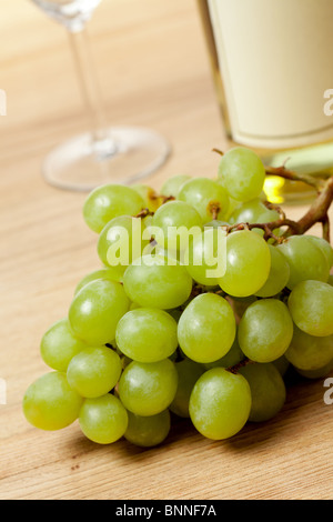 Photo shot di uve e di vino bianco Foto Stock