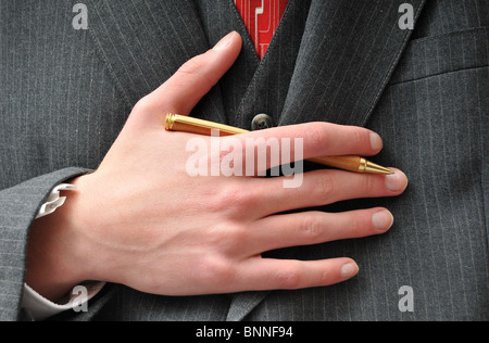 Primo piano di un imprenditore è oro in legno penna costosa Foto Stock