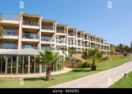 L'hotel di lusso edificio e palme, Creta, Grecia Foto Stock